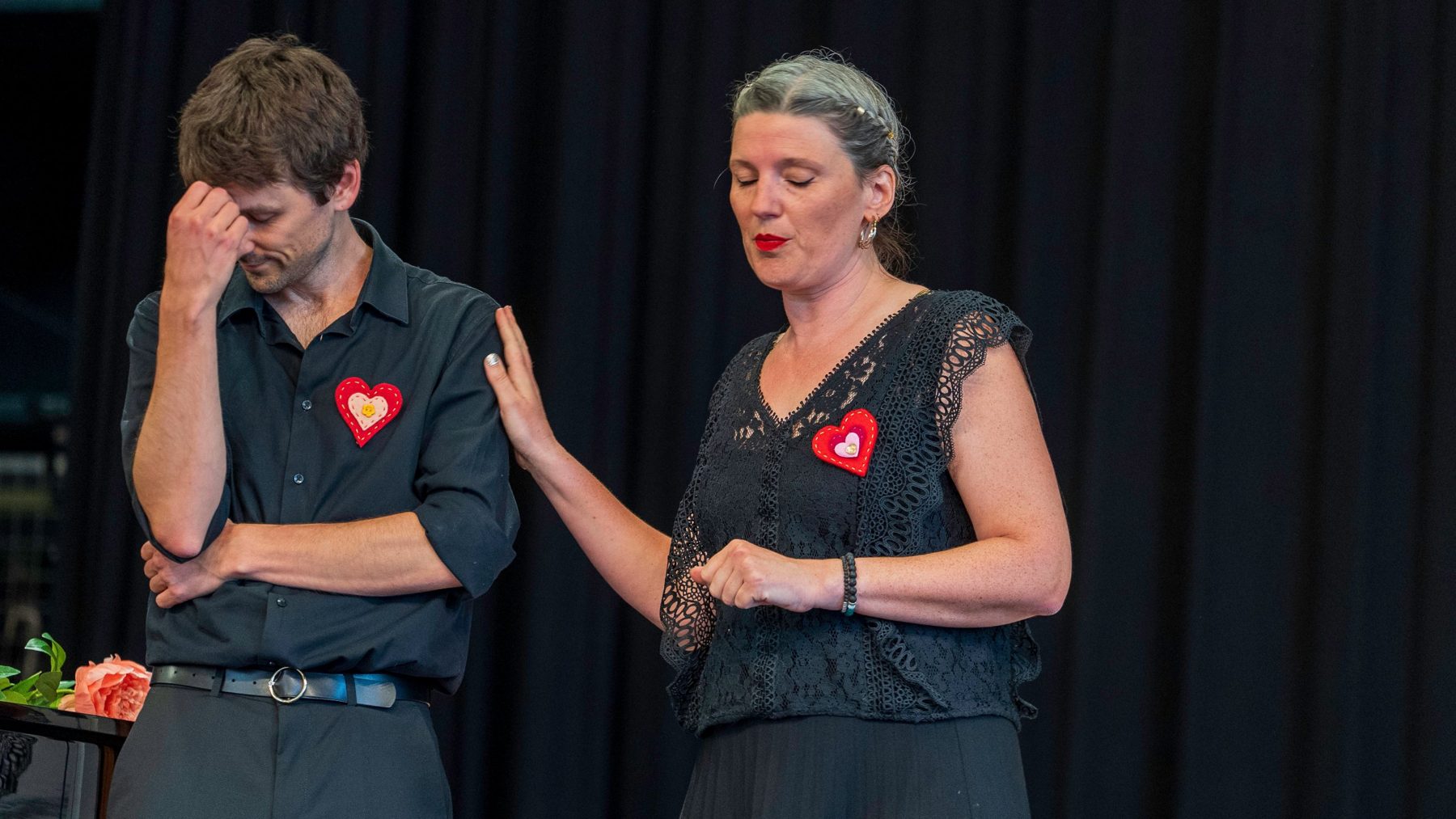 Deux choristes sur scène lors du concert 2026